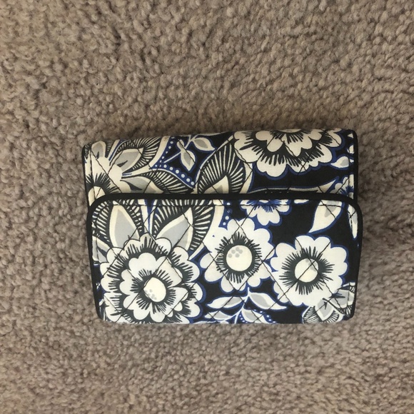 Vera Bradley Snow Lotus - Picture 1 of 3